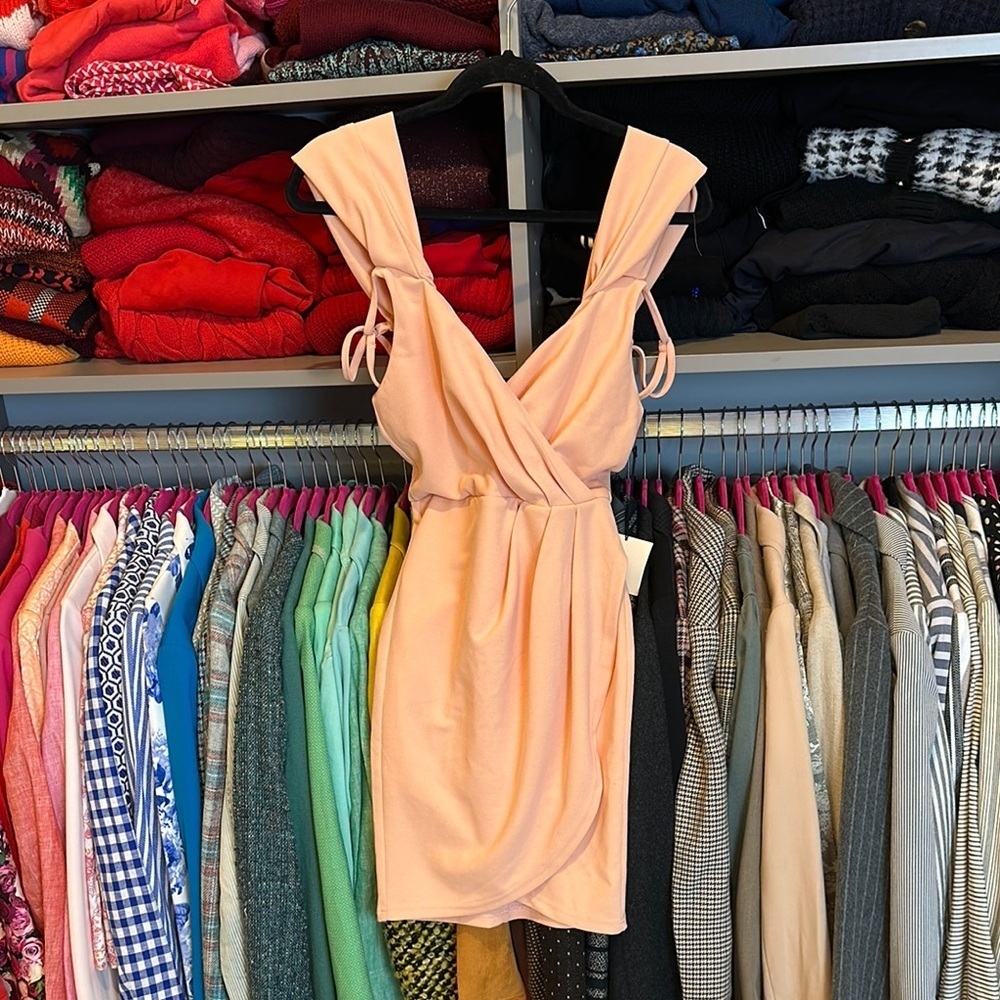 Superdown peach sleeveless v neck upper arm straps dress size XS NWT